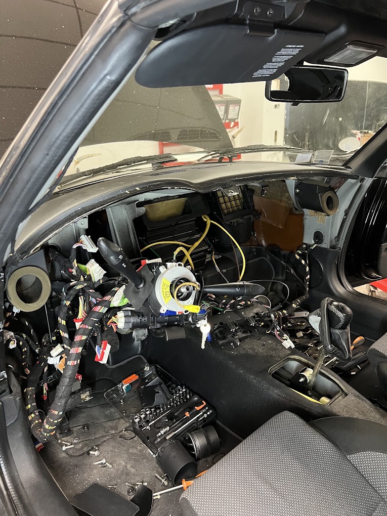 Planche de bord et faisceau électrique démontés pour diagnostic chez Sabben Motors