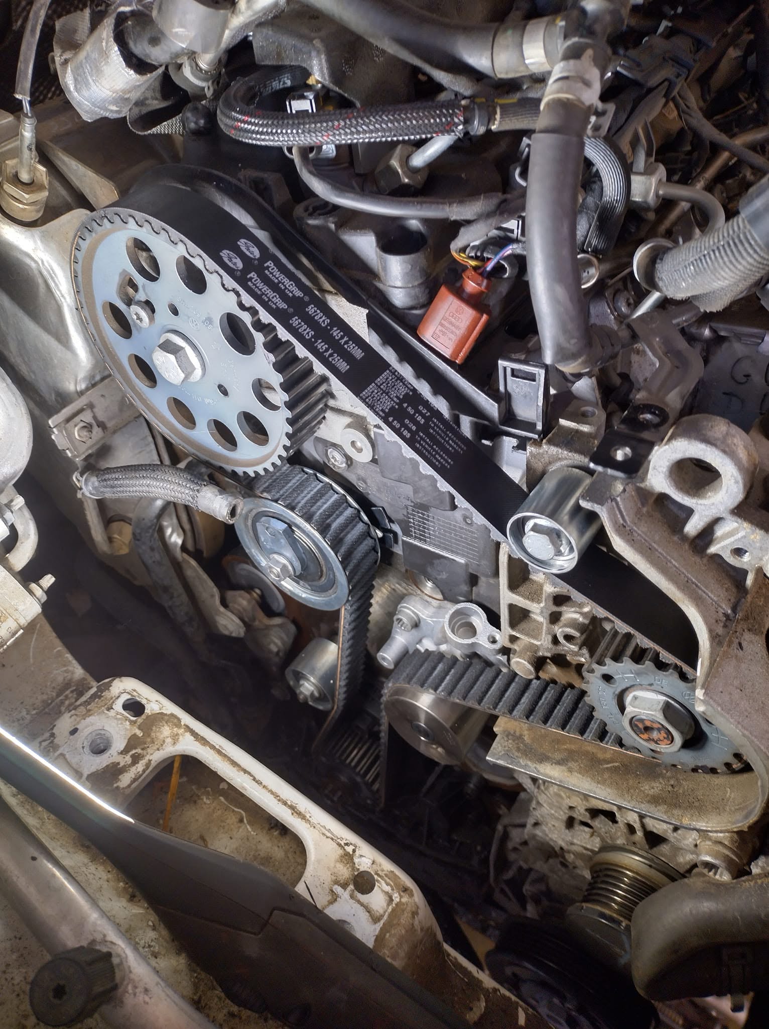 Courroie de distribution remplacée sur un moteur chez Sabben Motors