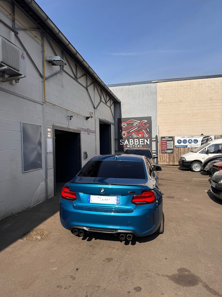 Façade extérieure du garage Sabben Motors avec son enseigne