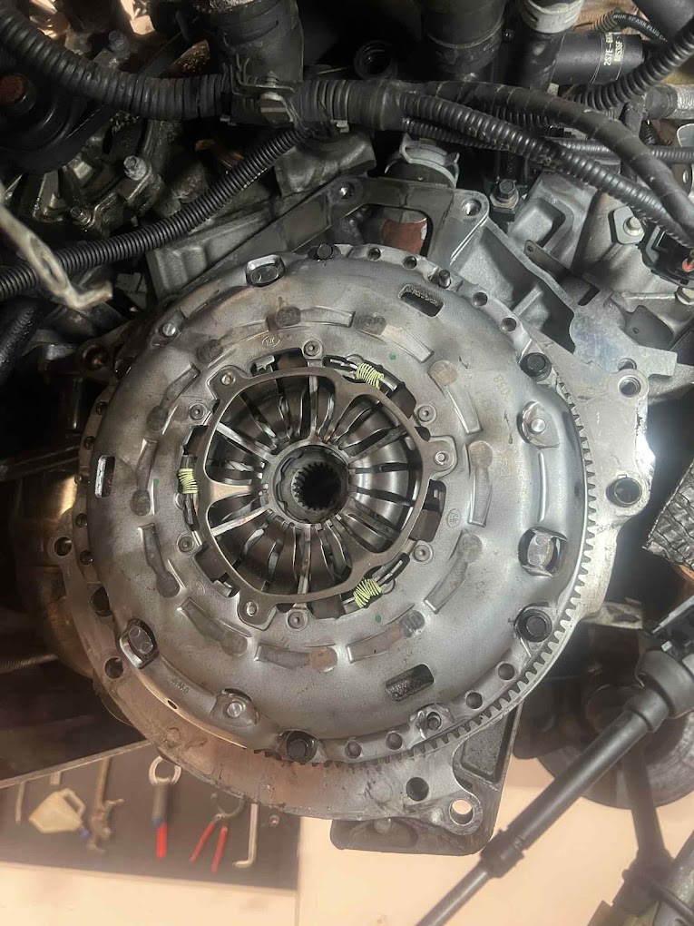 Embrayage démonté sur un véhicule en réparation dans l'atelier Sabben Motors