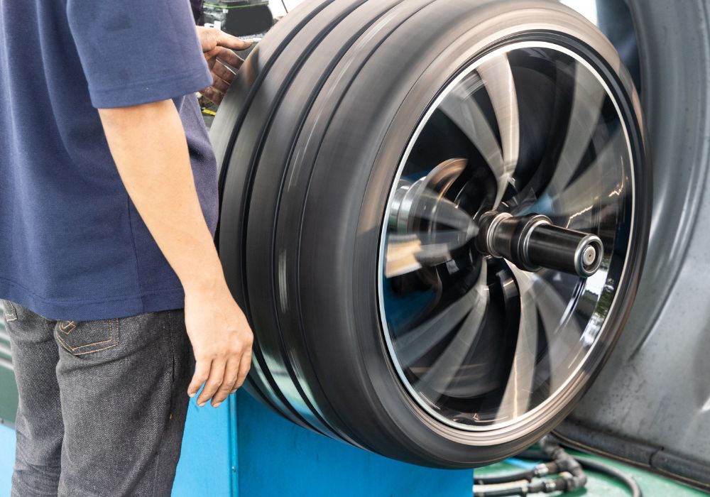 Équilibrage d'une roue sur machine dédiée chez Sabben Motors